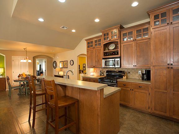 Lots of Storage-Cabinets with Slide Out Drawers