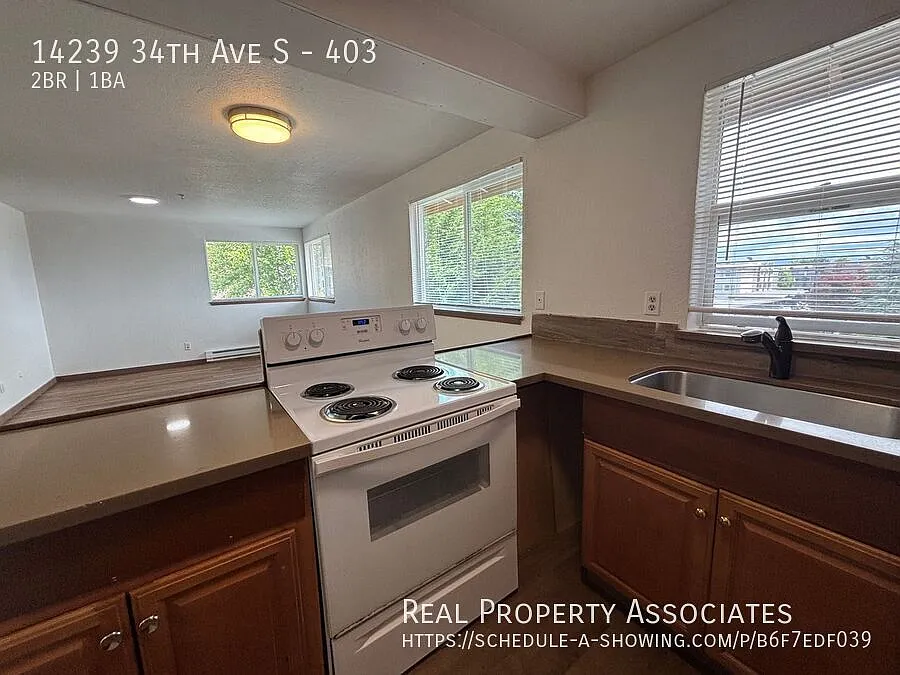 Spacious top floor two bedroom apartment in the heart of Tukwila — Photo 3