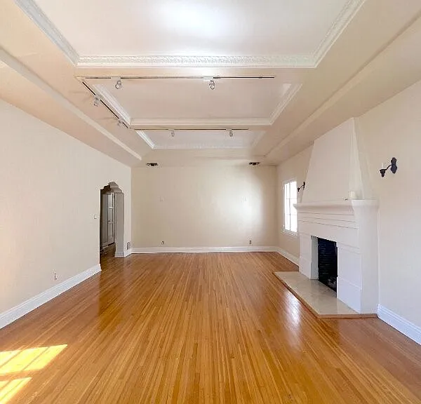 223 1/2 S Gale Dr — Photo 5