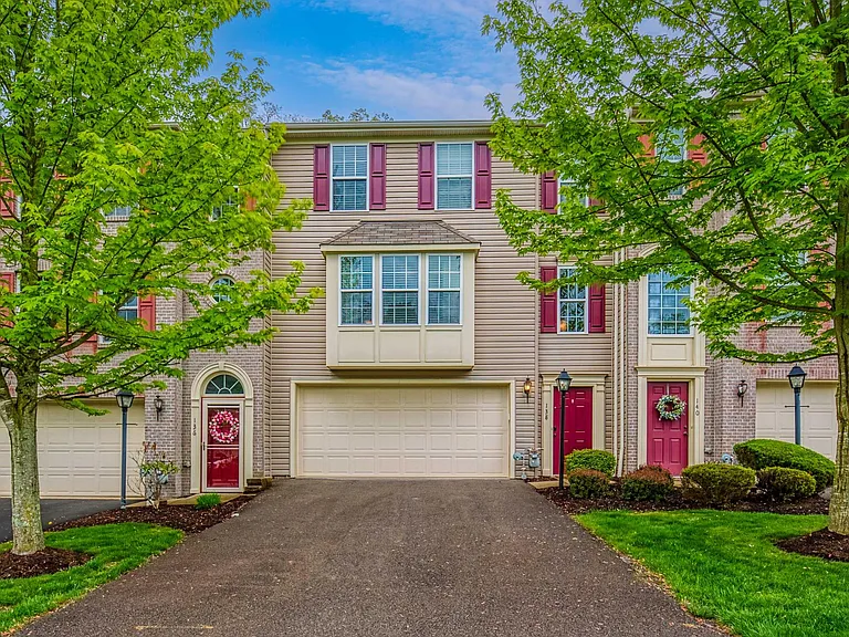 138 Broadstone Dr — Photo 1