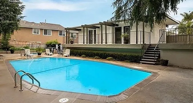 4 bed, 2.5 bath, 2500 sqft, $5,200 — Photo 4