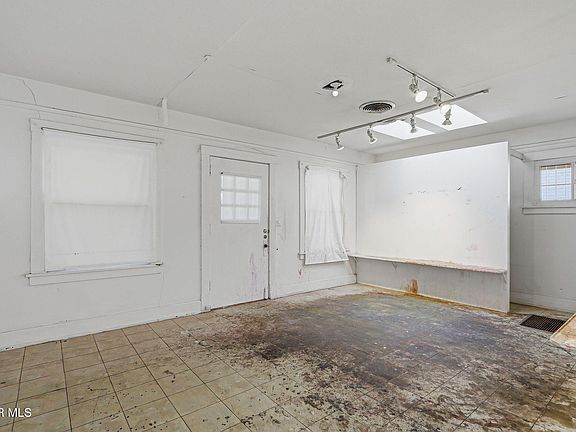 3rd image of 1008 E Rio Grande Ave