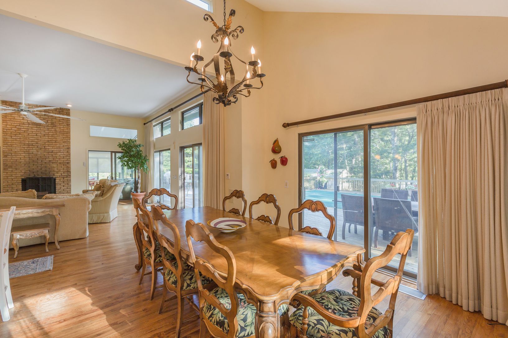  FORMAL DINING