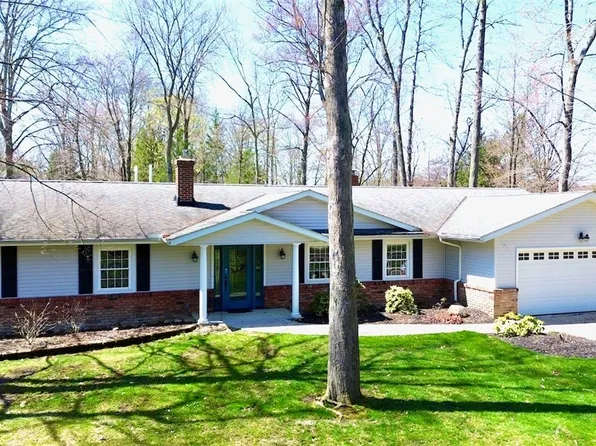 734 Oakwood Dr, Gates Mills, OH 44040