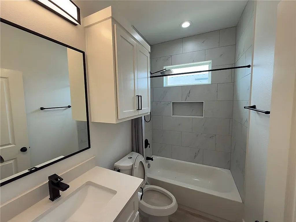 3 bed, 2.5 bath, 1671 sqft, $2,350 — Photo 3