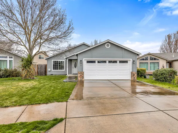 26 Scholarship Way, Medford, OR 97501