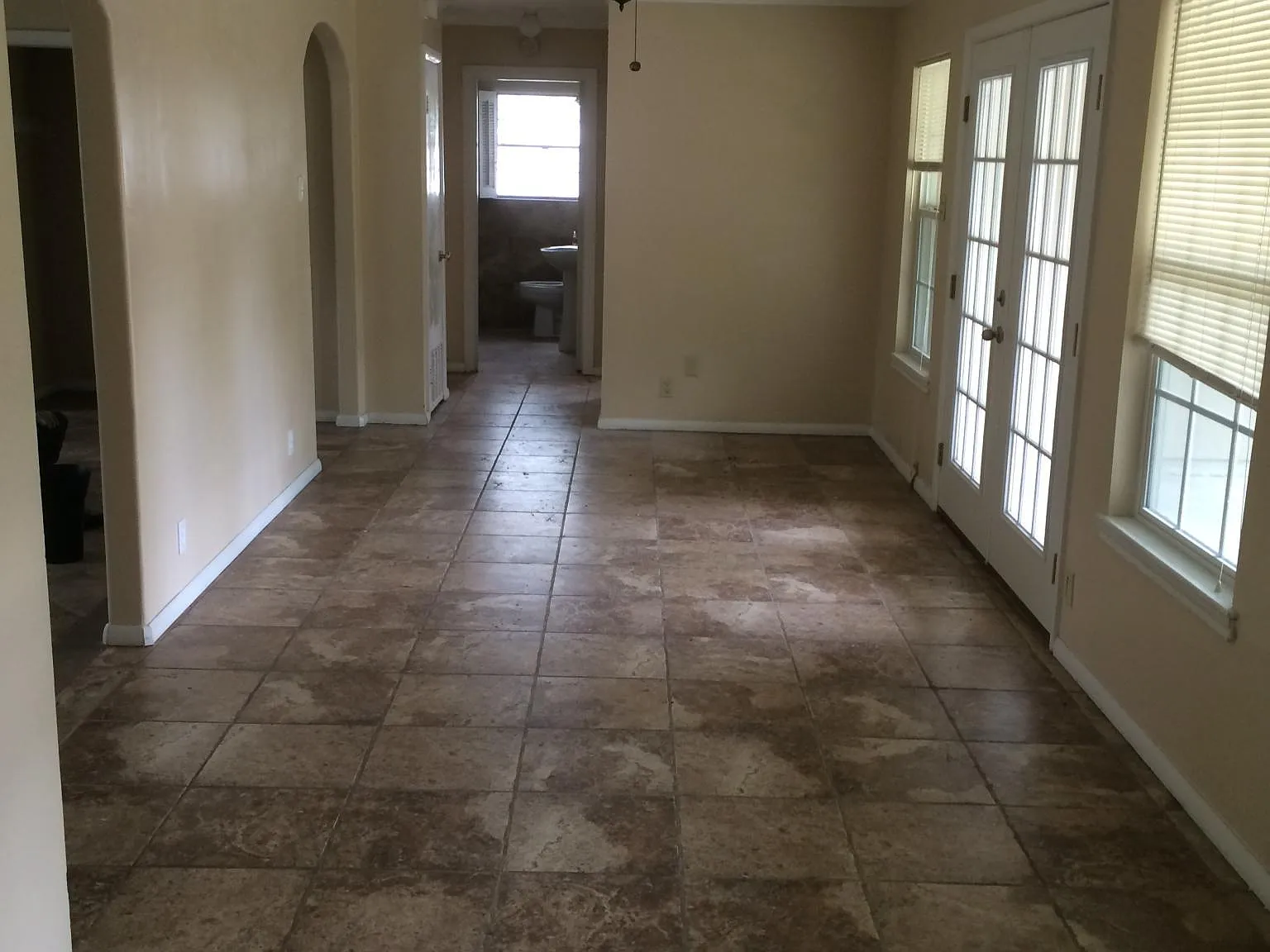 2 bed, 1000 sqft, $1,300 — Photo 4