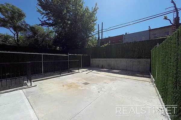 Rented by Real Street Inc | media 7