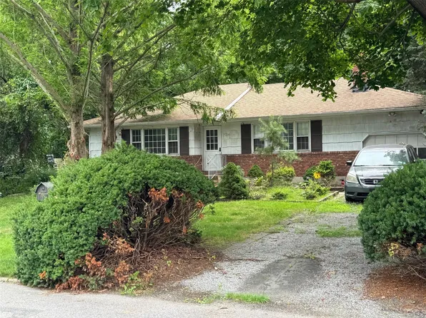 42 Babylon Street, Islip Terrace, NY 11752