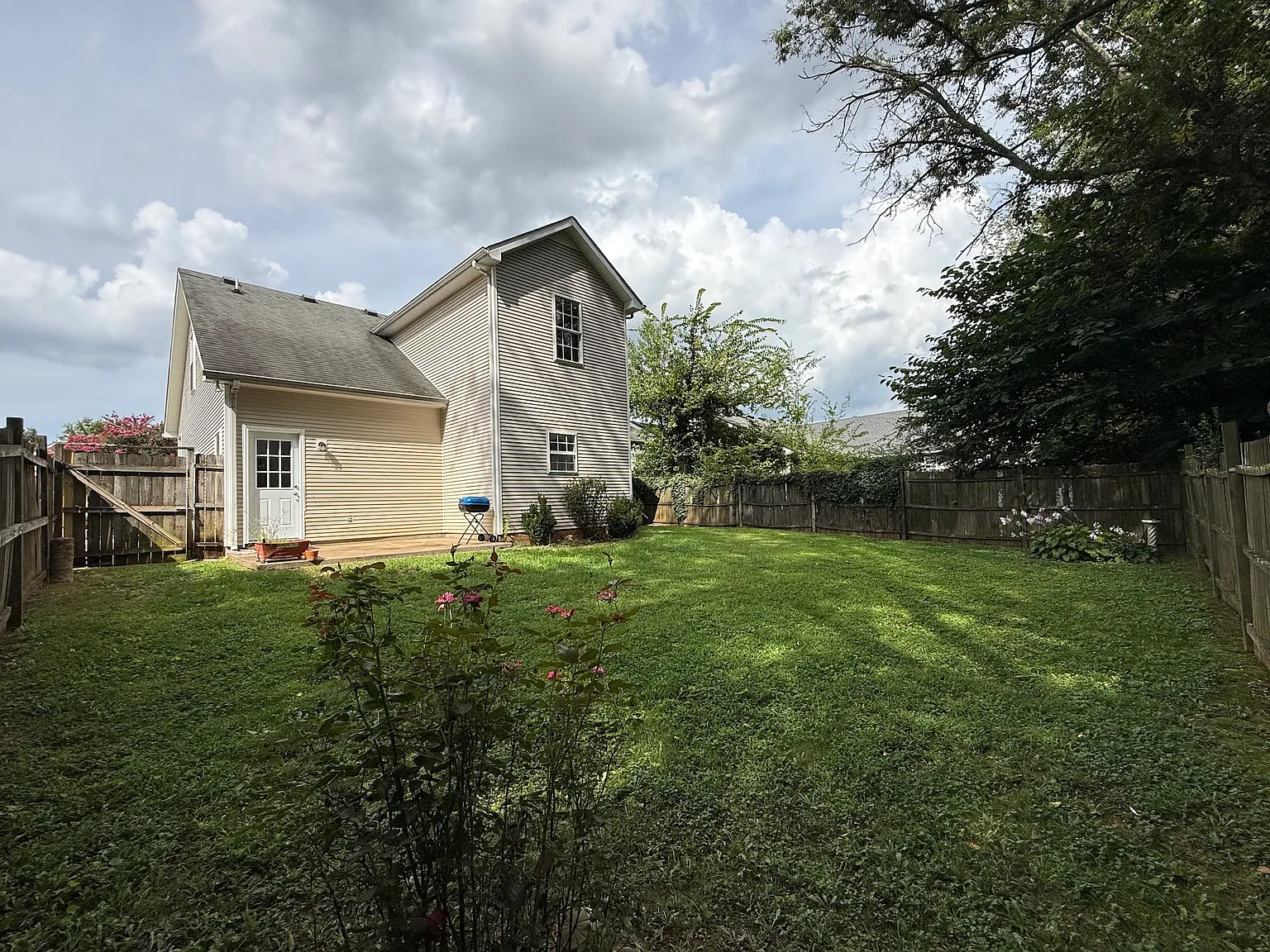 4 bed, 2.5 bath, 1625 sqft, $2,200 — Photo 2