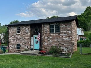 209 Lee St, Poca, WV 25159