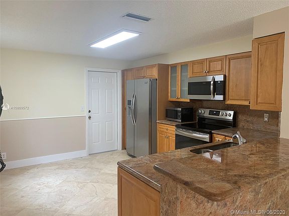 4th image of 1071 Sorrento Dr #6