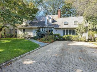 250 Locust Ln, Roslyn Heights, NY 11577