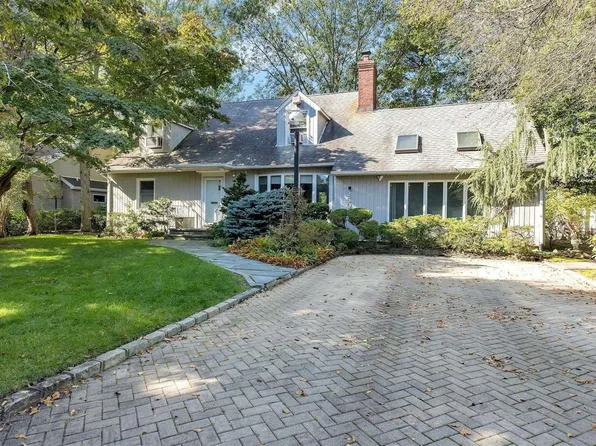 250 Locust Lane, East Hills, NY 11577