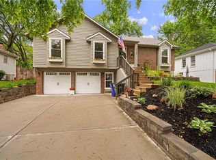 1920 E Jamestown Dr, Olathe, KS 66062