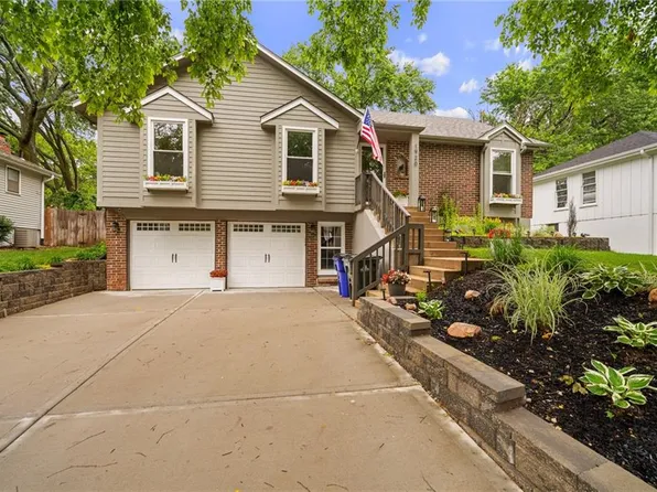 1920 E Jamestown Dr, Olathe, KS 66062