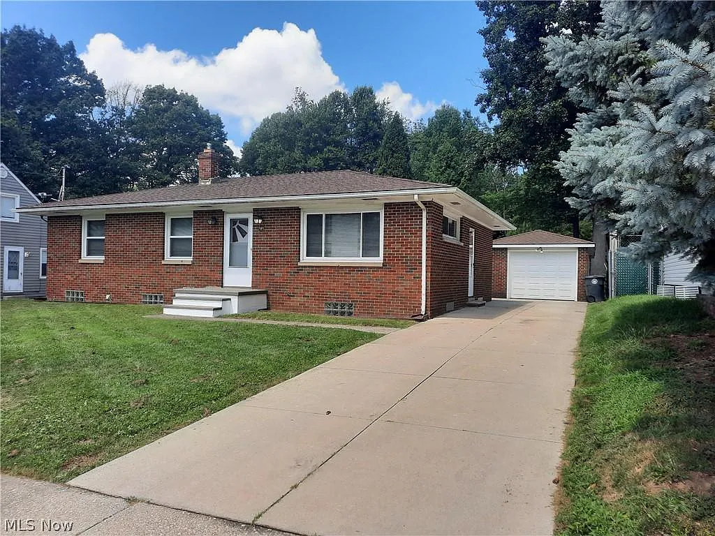 785 Jonathan Ave photo 1