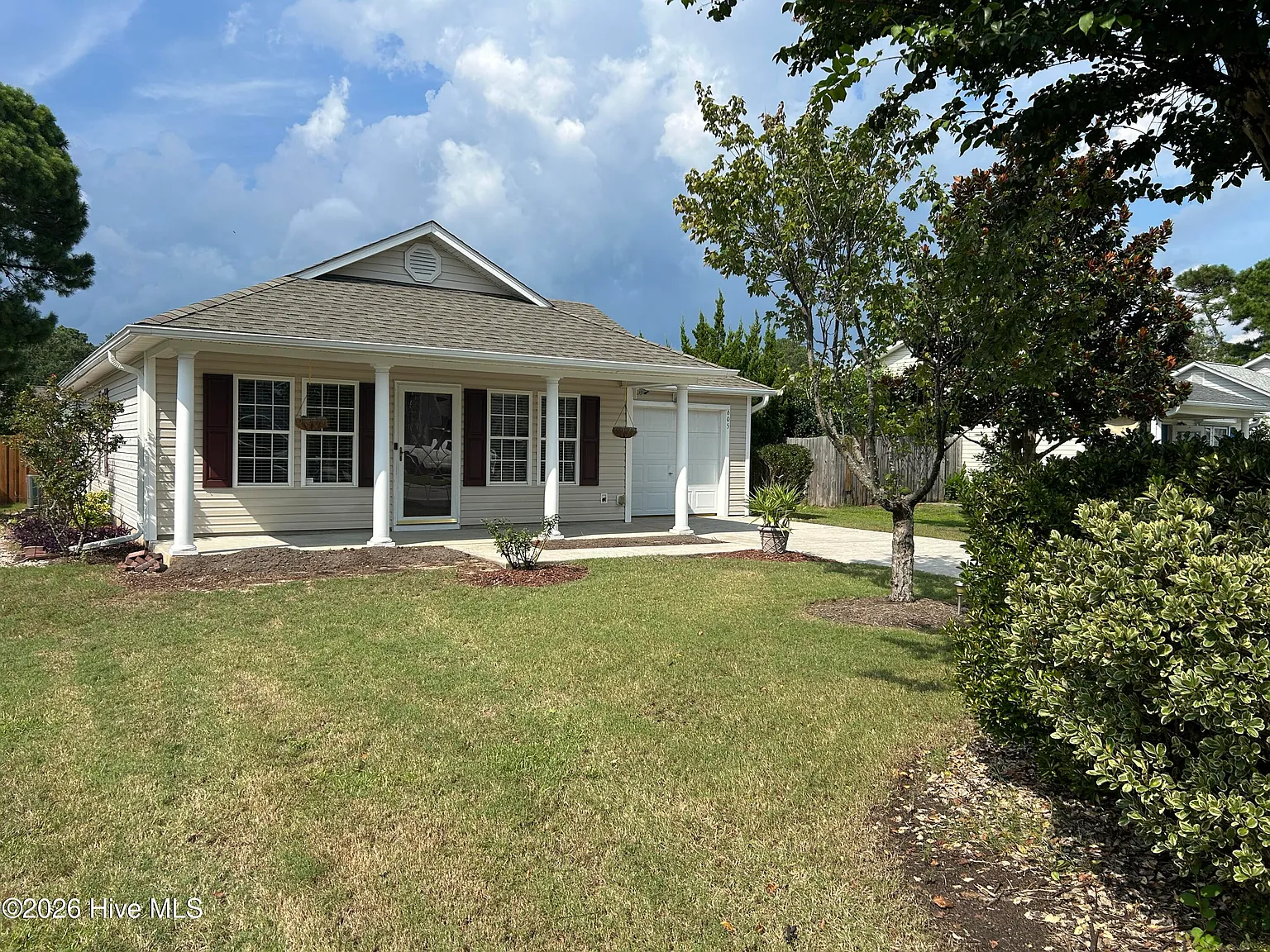 3 bed, 2.0 bath, 1062 sqft, $2,100 — Photo 2