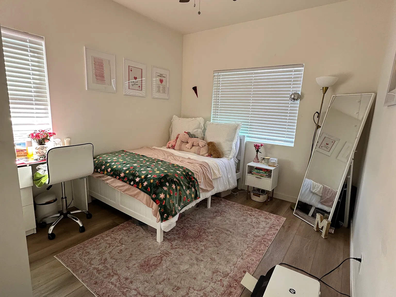 4 bed, 1200 sqft, $5,600 — Photo 1