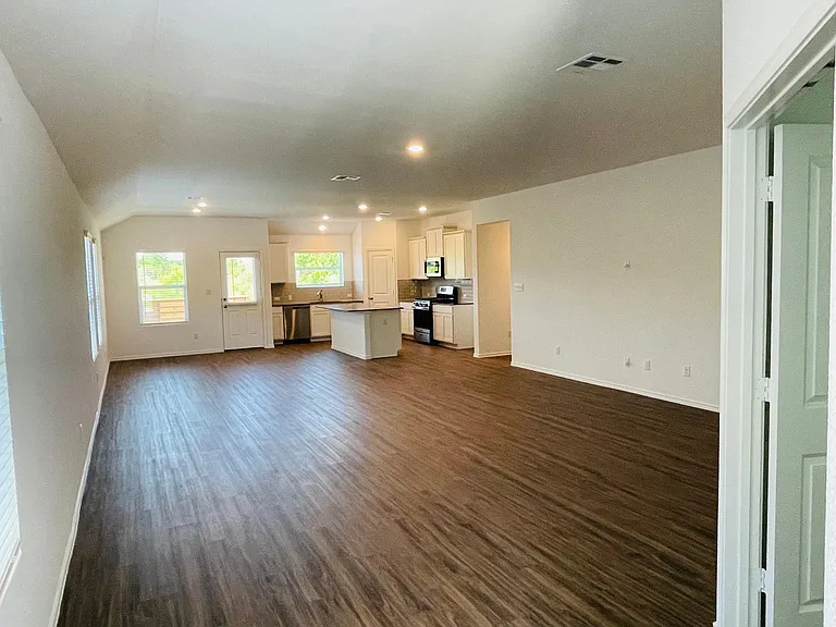 470 Jack Ryan St — Photo 6