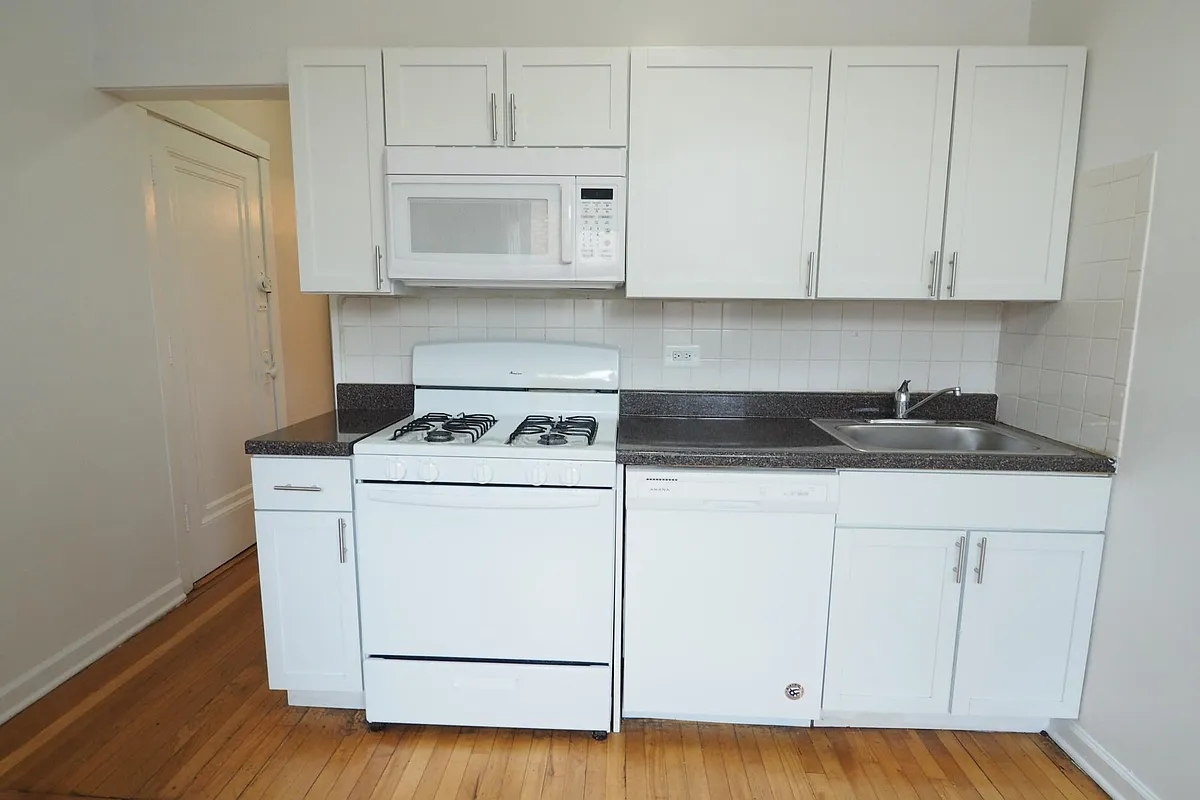 Photo 2 of 12 - 4045 N Mozart St #3E - Chicago, IL Building Photo - 4045 N Mozart St #3E