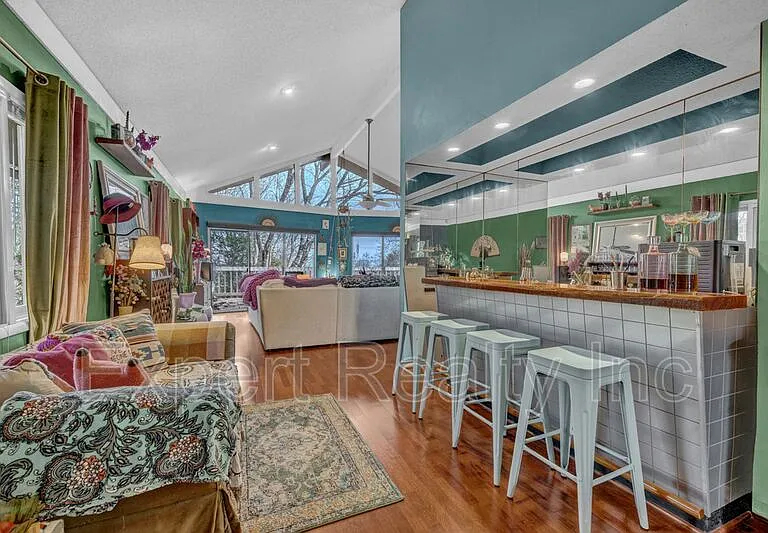 373 Laredo Dr — Photo 2
