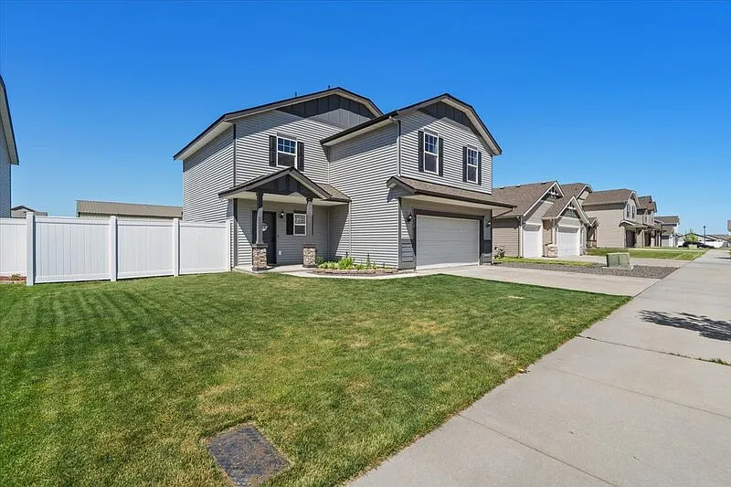 4 bed, 3.0 bath, 1858 sqft, $2,600 — Photo 4