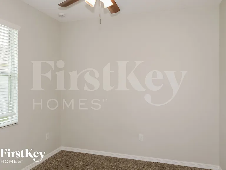 2309 Grantham Ave — Photo 12