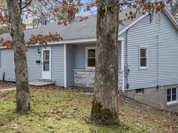 8 Mason Ter, Dudley, MA 01571