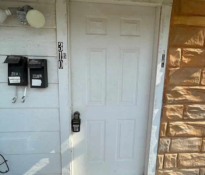 310 SW 42nd Ave #B — Photo 2