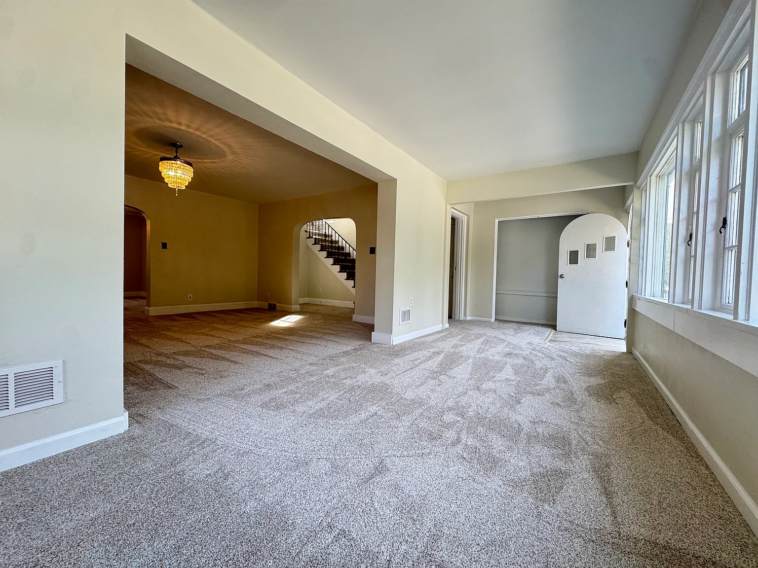 5 bed, 3.5 bath, 2850 sqft, $2,425 — Photo 4