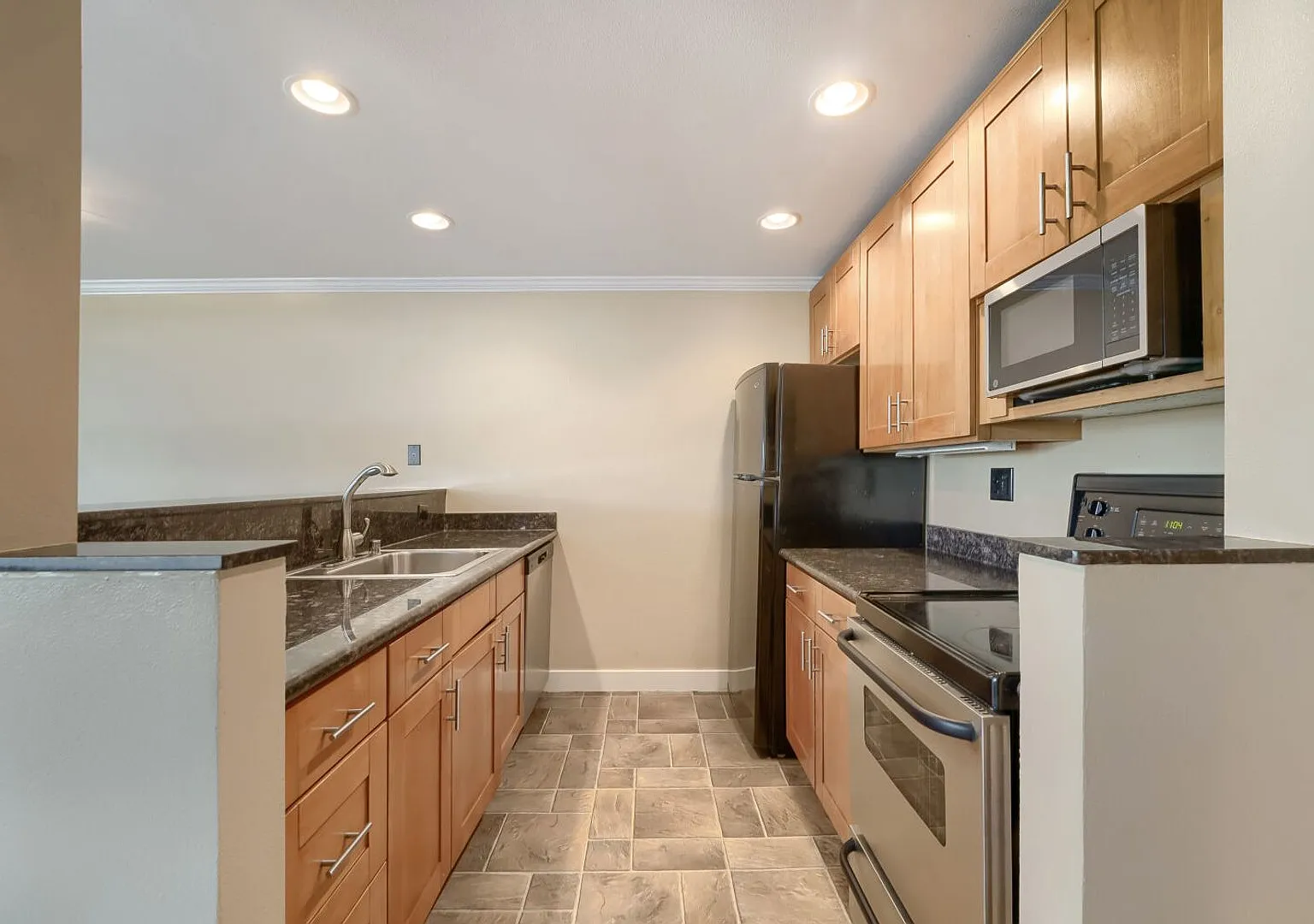 Charming North Queen Anne Living Prime Location Near Fremont & Lake Union — Photo 1