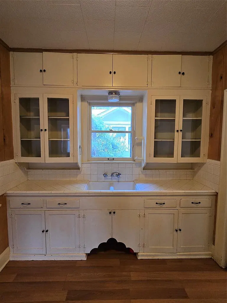 3 bed, 1.0 bath, 1121 sqft, $2,900 — Photo 2