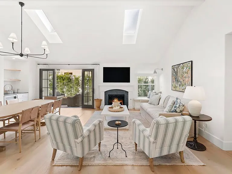 210 Estrella St — Photo 2