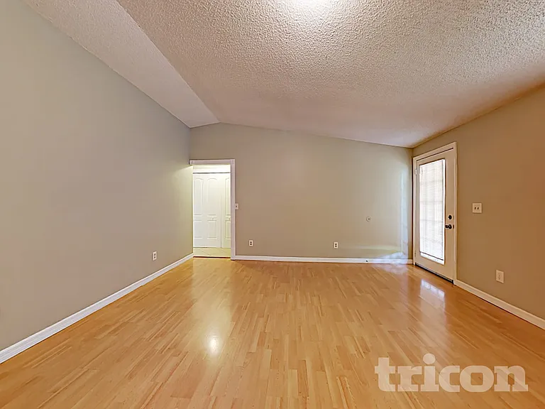 506 Emberwood Dr — Photo 3