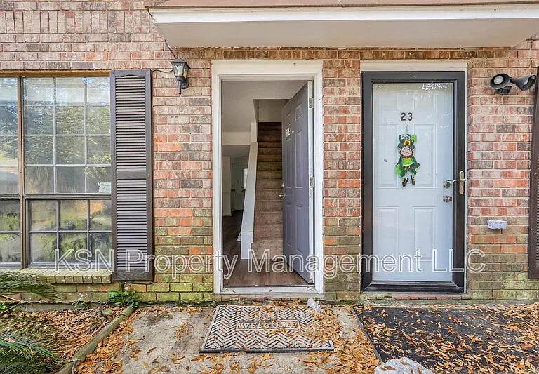 2220 E Victory Dr #24 — Photo 2