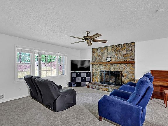 5th image of 1387 Ridge Rd