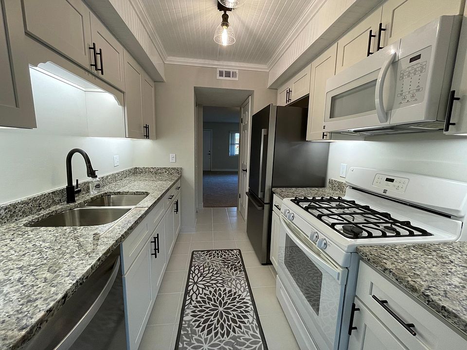BRAND NEW kitchen with Granite countertops, 2 pantries, stainless appliances and under cabinet lighting
