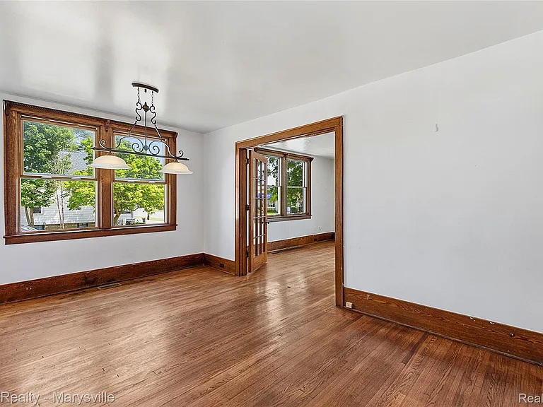 504 Clinton Ave — Photo 16