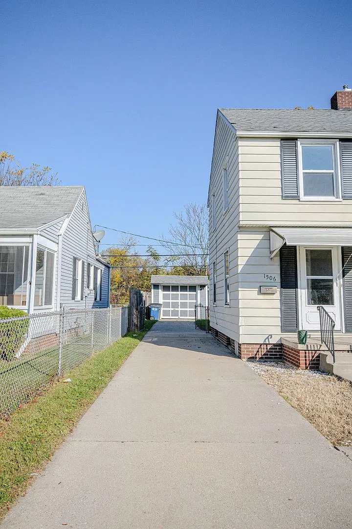 Gorgeous three bedroom home with A/C, garage, extra storage shed, fenced in back yard, basement — Photo 2