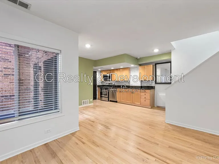 832 W Barry Ave #B — Photo 10