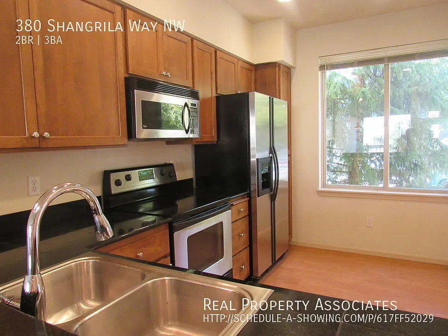 Issaquah Townhome For Rent w/ Garage — Photo 2