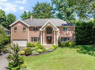 31 Knollwood Rd, Roslyn, NY 11576