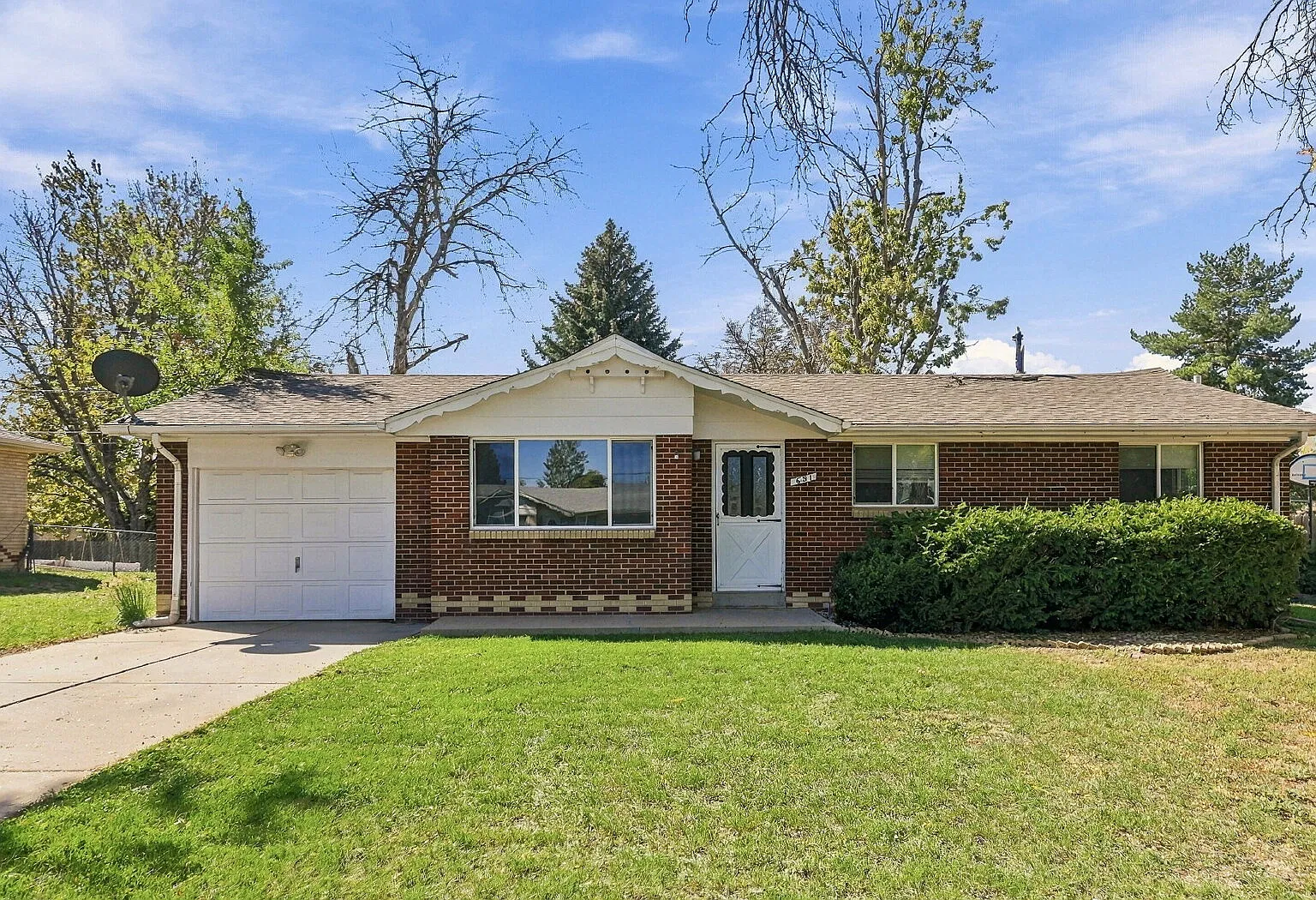 3 bed, 2.0 bath, 2035 sqft, $2,496 — Photo 3