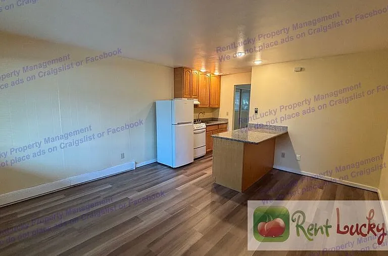 2484 Dexter Ave N #4 — Photo 2