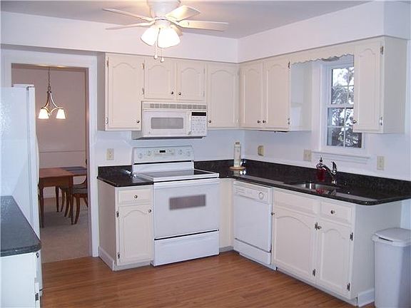Kitchen has granite counters!