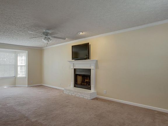 3rd image of 2315 Surrey Ln