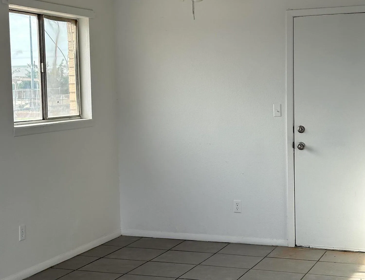 3 bed, 1.0 bath, 650 sqft, $975 — Photo 2
