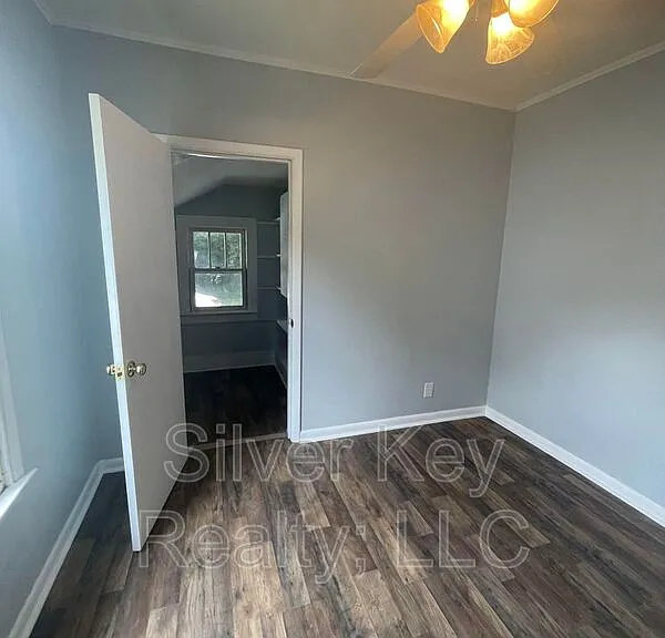914 E Madison Ave — Photo 9