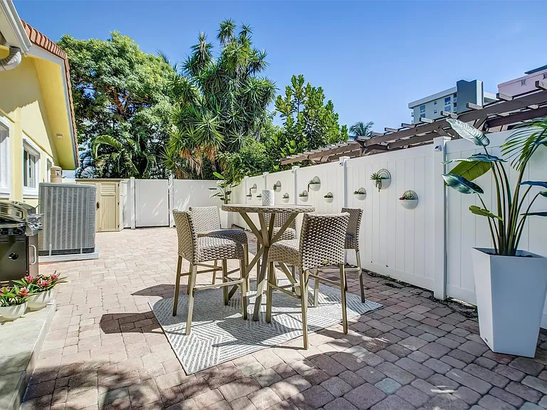 2600 N Riverside Dr — Photo 12